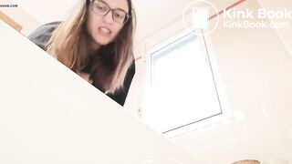 Chica defecando 2