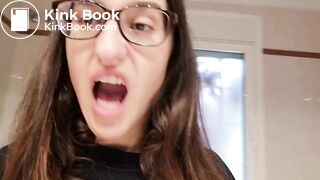 Chica defecando 2