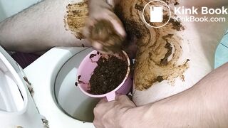 Smear the manure on the penis, masturbate, and ejaculat