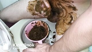 Smear the manure on the penis, masturbate, and ejaculat