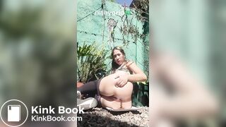 Latina caca en extérieur