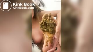 Lambendo muita merda nos pés