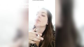 Brasileira cagando e fumando