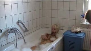 Scat play in the bathtube