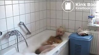 Scat play in the bathtube