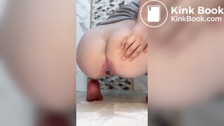 Sexy ass taking a good dump