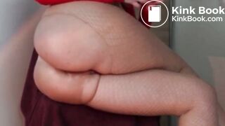 Beautiful ass shits into heel