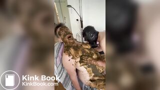 Der Sklave schleckt die Sklavkin sauber