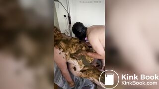 Der Sklave schleckt die Sklavkin sauber