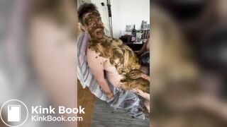 Der Sklave schleckt die Sklavkin sauber