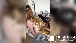 Der Sklave schleckt die Sklavkin sauber