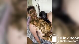 Der Sklave schleckt die Sklavkin sauber