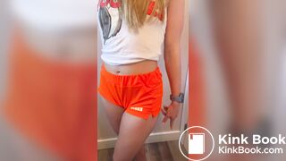 Hooters girl takes a dump for you