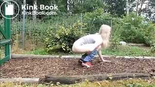 Girl pooping - video 818