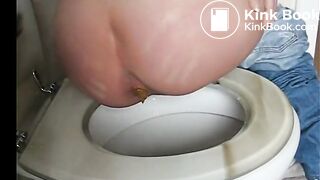 Girl pooping on toilet - video 187
