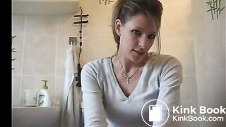 Girl pooping on toilet - video 187