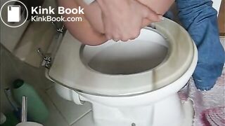 Girl pooping on toilet - video 187