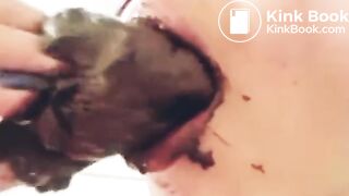 ... deliciosa comiendo su propia mierda
