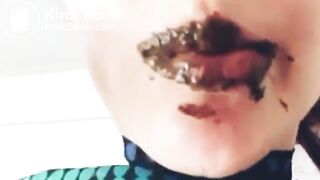 ... deliciosa comiendo su propia mierda