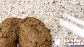 Girl pooping - video 802