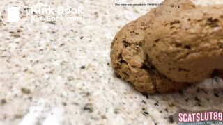 Girl pooping - video 802