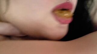 Fudendo a gostosa enquanto ela come bosta