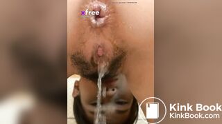 Chica mostrando su culo abierto y cagando