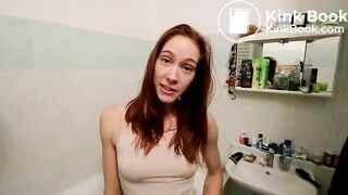 Ragazza la fa sul tappeto