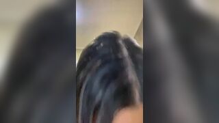 Morena cagando no vaso