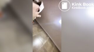 Morena cagando no vaso