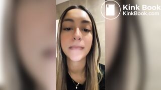 Morena cagando no vaso