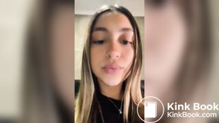 Morena cagando no vaso