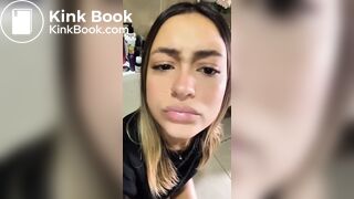 Morena cagando no vaso