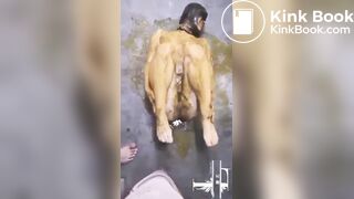 Masturbándose desesperada llena de mierda