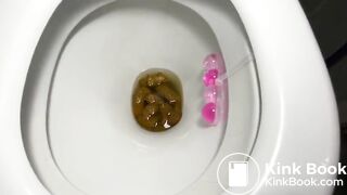 Si sposta il perizoma e caga