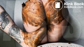 Shitting on a big foot @SCATDARK