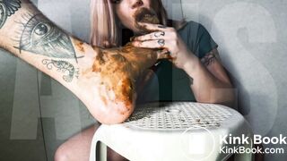 Shitting on a big foot @SCATDARK