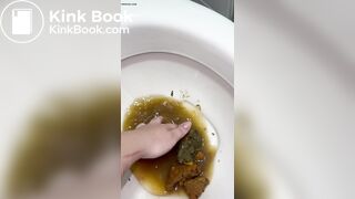 NOVINHA BRASILEIRA CAGA UMA MERDA GIGANTE E PEGA