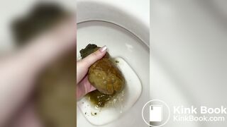 NOVINHA BRASILEIRA CAGA UMA MERDA GIGANTE E PEGA