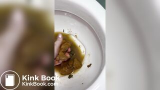 NOVINHA BRASILEIRA CAGA UMA MERDA GIGANTE E PEGA