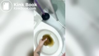 NOVINHA BRASILEIRA CAGA UMA MERDA GIGANTE E PEGA