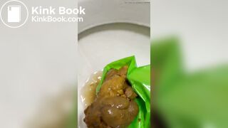 BRASILEIRA CAGA MERDA GIGANTE NO VADO E MOSTRA