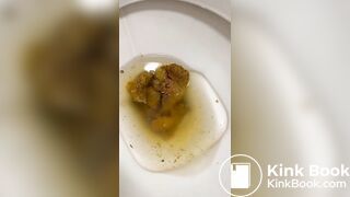 BRASILEIRA CAGA MERDA GIGANTE NO VADO E MOSTRA