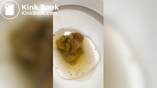 BRASILEIRA CAGA MERDA GIGANTE NO VADO E MOSTRA