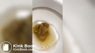 BRASILEIRA CAGA MERDA GIGANTE NO VADO E MOSTRA