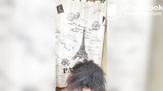 Negra enchendo a calcinha