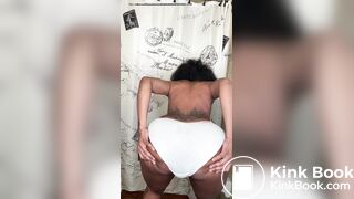 Negra enchendo a calcinha