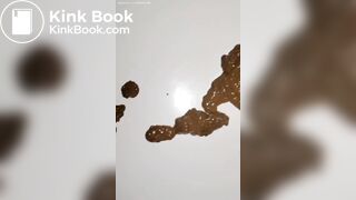 Girl pooping - video 782