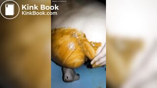 Girl pooping - video 782