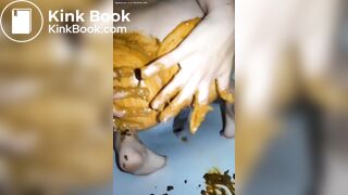 Girl pooping - video 782